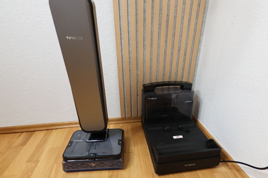 Tineco Station S9 Scientist mit 5 Liter Wassernachfuellstation in einem Hausflur